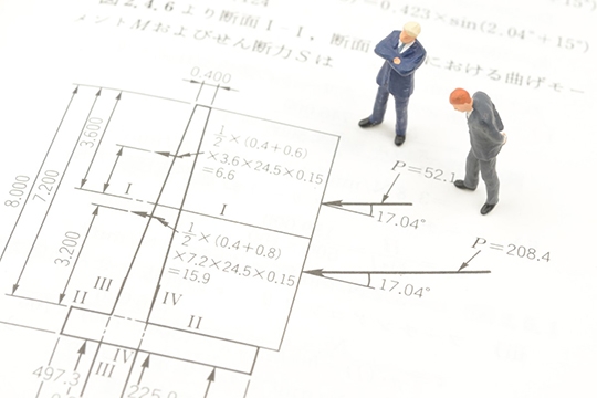 構造計算について検討するイメージを示した図と人形