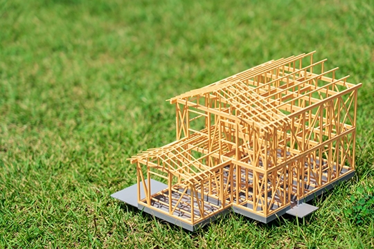 構造計算をするための建築模型と芝生