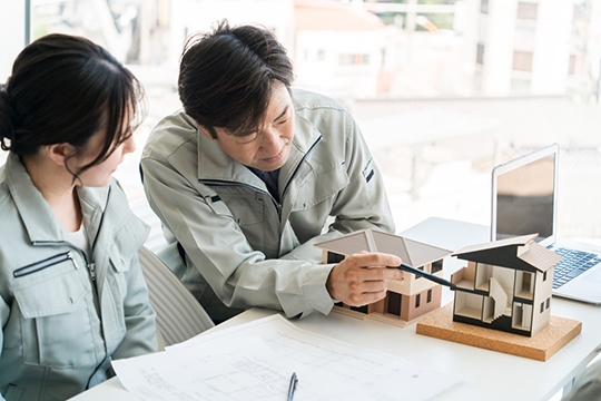 住宅性能を検査する専門スタッフ