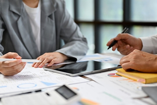 画像外注のために話し合う人たち